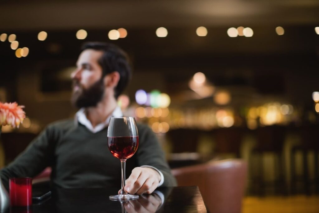 Carta de vinhos no restaurante: como montar uma que vende sem complicar