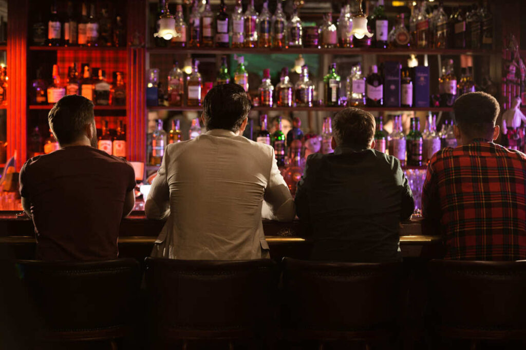 Margem de lucro das bebidas: o ranking das categorias que mais rendem no bar